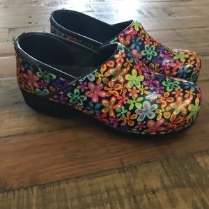 Dansko flower power patent nursing clogs size 40